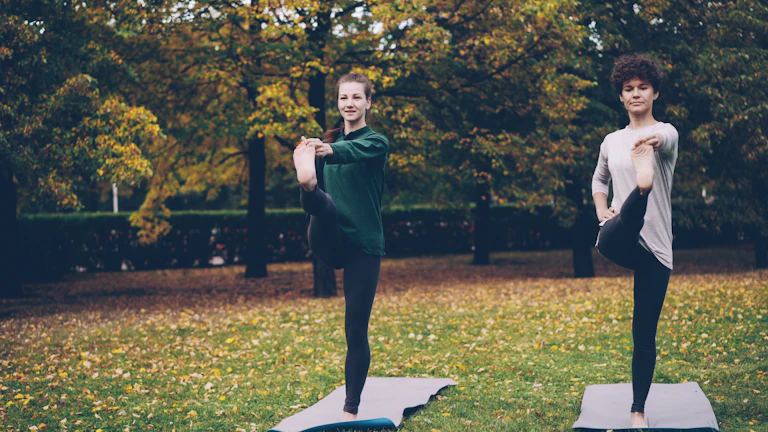 변동성 심한 시장 위에서 밧줄을 타고 균형을 잡는 사람