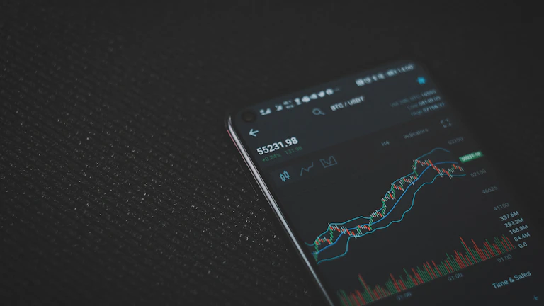 AI가 블록체인 데이터를 분석하는 모습