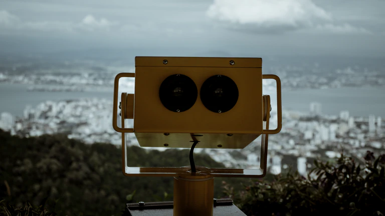 AI 로봇이 복잡한 데이터를 분석하고 있는 모습