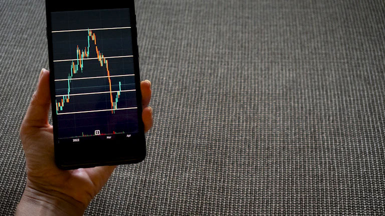 자동매매 플랫폼 인터페이스를 확인하는 사람