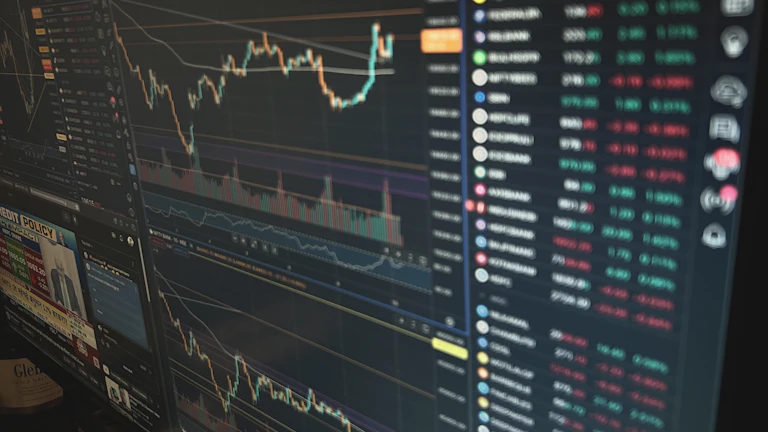 자동화된 트레이딩 시스템을 모니터링하는 모습