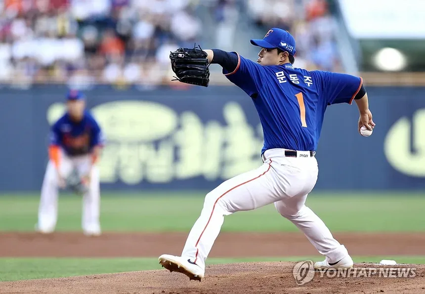 투수의 어깨 통증과 마운드 이탈을 보여주는 야구 이미지