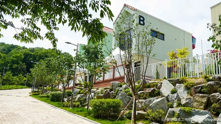 용인 자작나무숲 주말 나들이와 관람 꿀팁 정리 4 용인 자작나무숲 봄꽃 산책길