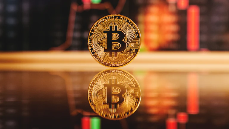 비트코인 선물거래 초보자를 위한 실전 팁 (2026년) 9 비트코인 차트를 분석하며 선물거래 전략을 세우는 투자자의 모습