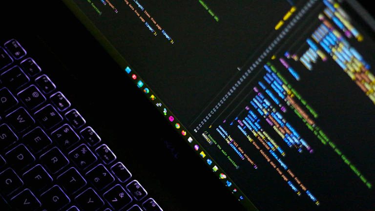 블록체인 데이터 분석 차트를 보고 있는 사람