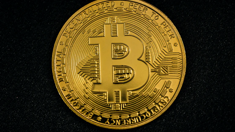 블록체인 상의 거래 기록을 추적하는 모습