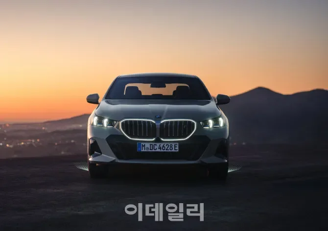 BMW 아이코닉 글로우 전면 야간