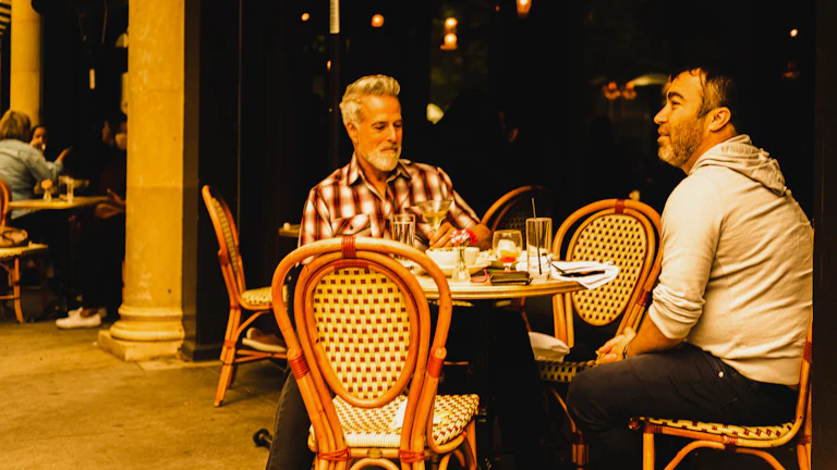 점프 트레이딩 크립토 사업 축소 영향, 암호화폐 시장의 미래를 뒤흔들 중대 분석 10 사업가들이 토론하는 모습