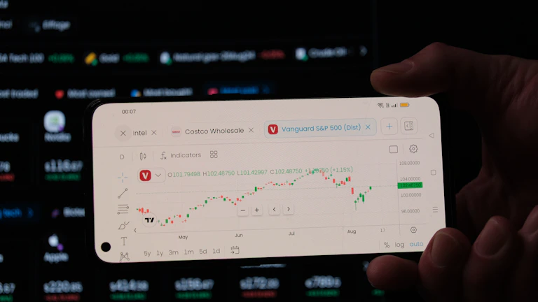 가상화폐 차트를 보고 있는 사업가