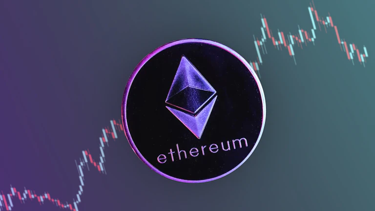 여러 모니터를 보며 바쁘게 암호화폐를 거래하는 사람