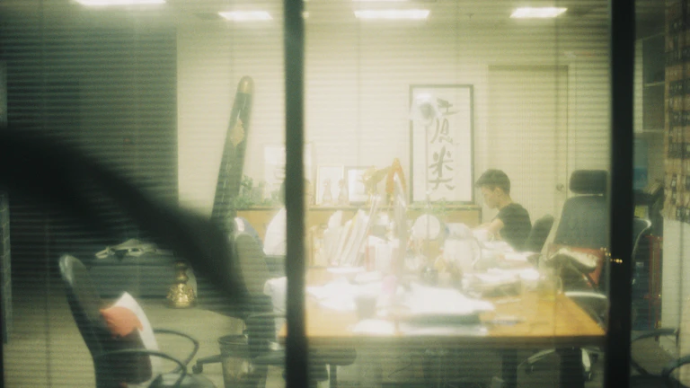 바쁜 사무실에서 일하는 직장인