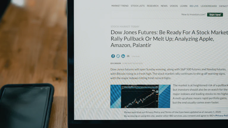 차분하게 투자 전략을 세우고 있는 투자자