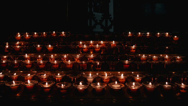 캔들 분석: 샛별형(Morning Star) 캔들 바닥 확인, 하락장 반전 시그널 완벽 해부 12 다양한 캔들 패턴이 나타난 차트에서 잘못된 신호를 피하는 모습