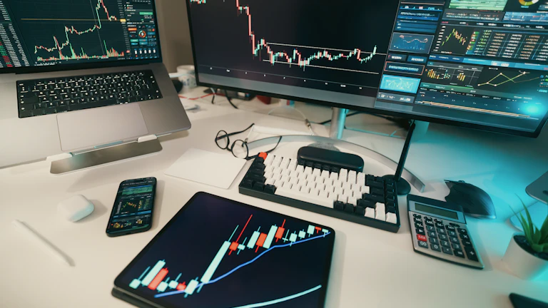 다양한 차트 지표를 분석하는 모습