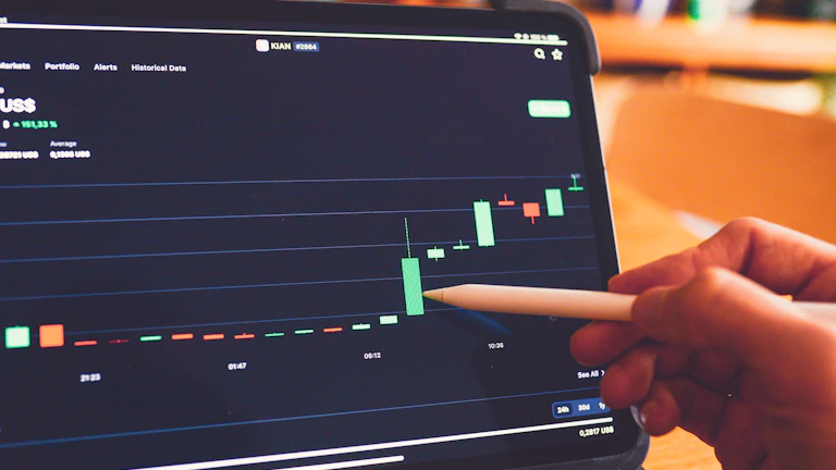 다양한 암호화폐 보조지표와 온체인 데이터가 결합된 차트 분석 화면