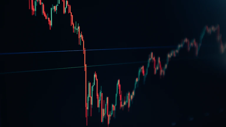 모니터 앞에서 온체인 데이터와 차트를 분석하는 투자자