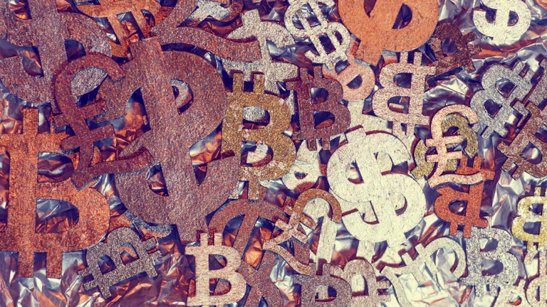 암호화폐 시장 분석 그래프와 차트를 보는 사람