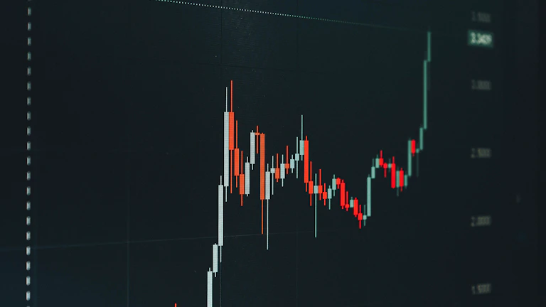 다양한 지표와 함께 암호화폐 시장을 분석하는 차트