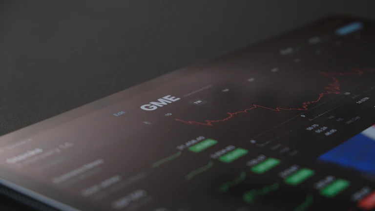 복잡한 암호화폐 차트와 지표를 분석하는 화면