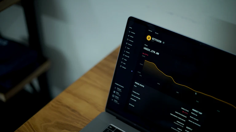 실시간으로 변동하는 암호화폐 차트와 거래 데이터