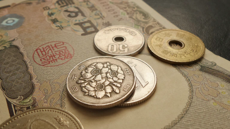 달러 인덱스(DXY), 비트코인 역상관 관계를 활용한 투자 전략 완벽 가이드 10 다양한 통화 기호들