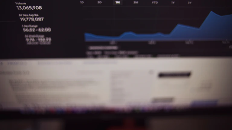 화면에 표시된 복잡한 데이터 분석 차트와 그래프