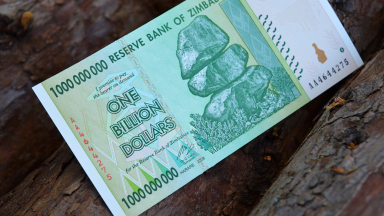 손 위에 놓인 디지털 화폐