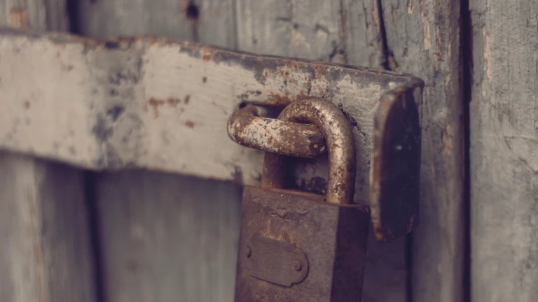 디지털 보안을 강화하는 자물쇠 이미지