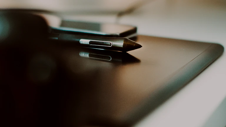 고팍스 전북은행 계좌 개설 비대면 승인 꿀팁, 실패 없이 한 번에 성공하는 완벽 가이드 10 서류와 스마트폰이 놓여있는 책상