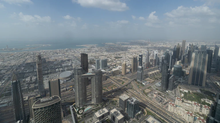 두바이 가상화폐 규제 자유 구역, 혁신 사업 기회의 보고 10 두바이 비즈니스 지구의 현대적인 건물들