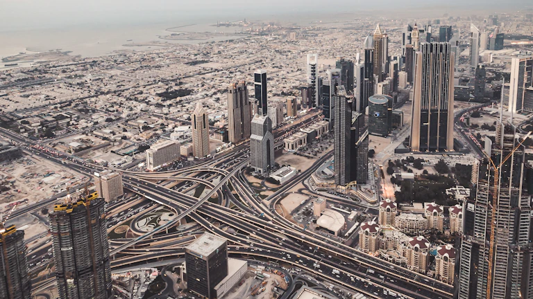 두바이 가상화폐 규제 자유 구역, 혁신 사업 기회의 보고 9 두바이의 혁신적인 스카이라인을 배경으로 한 가상화폐 관련 이미지