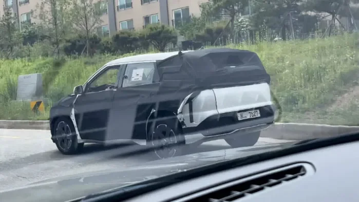 전기 SUV 급속충전 장면