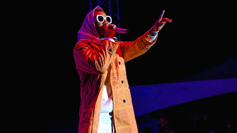 일론 머스크가 연설하고 있는 모습