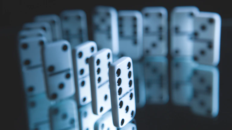 쓰러지는 도미노