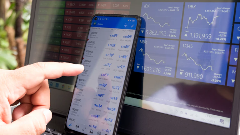 공포에 질린 투자자가 화면을 보고 있는 모습