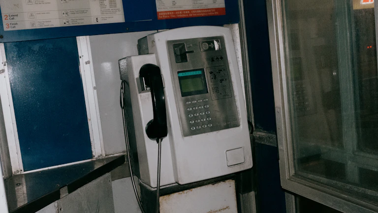 수익률과 비용을 계산하기 위해 놓여 있는 계산기와 서류들