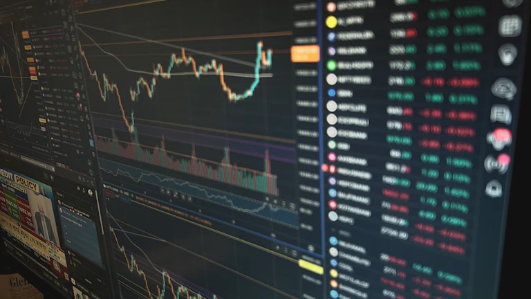 금융 차트와 균형 잡힌 저울