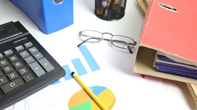 복잡한 금융 데이터를 분석하는 모습