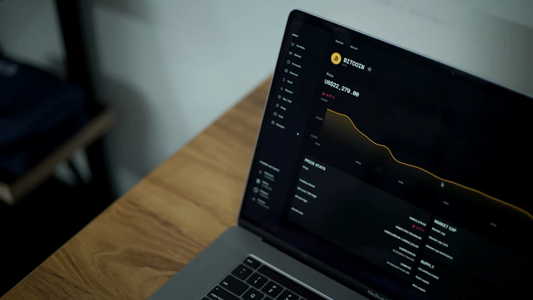 실시간 금융 데이터와 AI 코인 차트 분석 화면