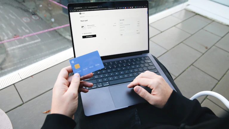 금융 성장을 나타내는 그래프와 동전들