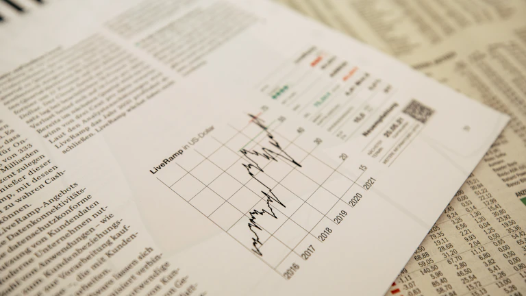 금융 시장 분석을 하는 투자자의 모습