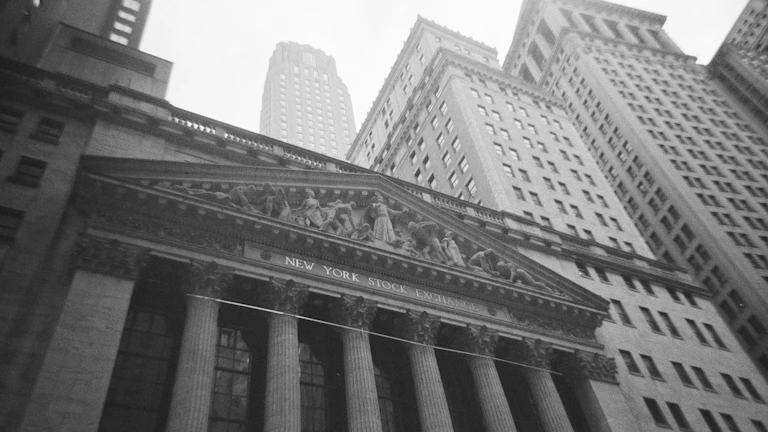 금융 리스크를 관리하는 모습