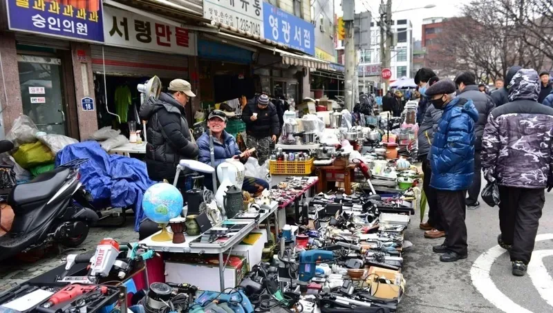 동묘 구제시장 가는 법과 득템 팁 총정리 (2026) 3 동묘 구제시장 거리 전경과 빈티지 의류 노점