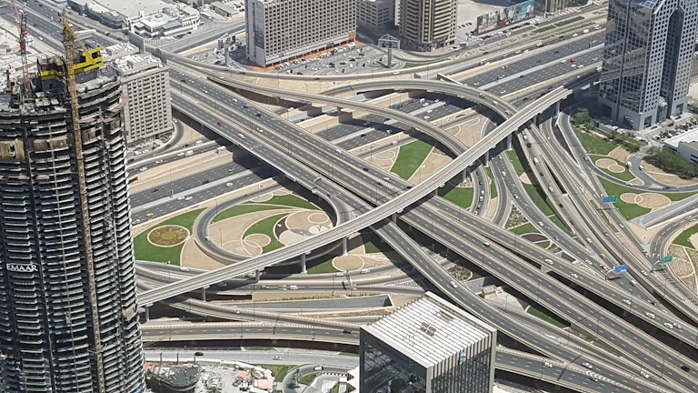 나스닥 100 지수와 비트코인 커플링 현상, 무엇이 이끄는가? 11 디지털 네트워크 오버레이가 덧씌워진 미래 도시 풍경