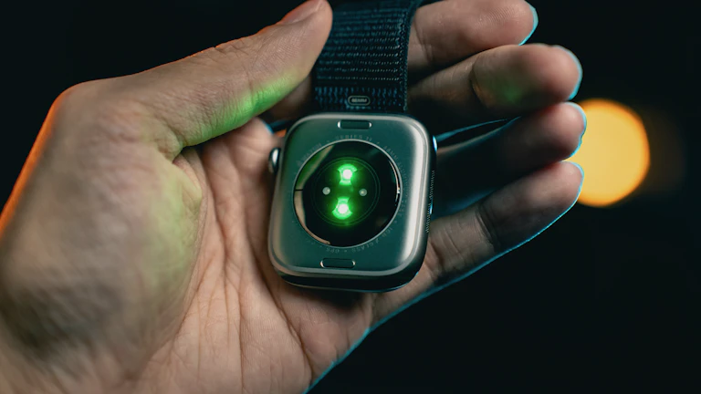 미래지향적인 로봇 손이 암호화폐 코인을 잡고 있는 모습