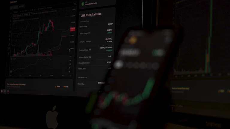 전 세계 가상자산 거래소의 데이터를 확인하는 모습