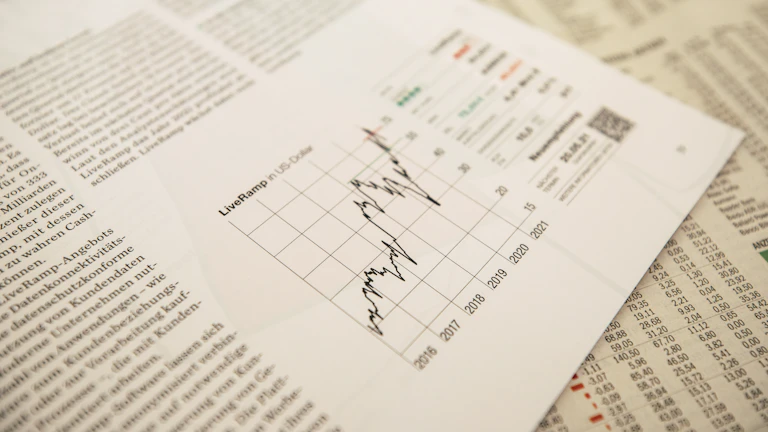 나스닥 100 지수와 비트코인 커플링 현상, 무엇이 이끄는가? 9 금리가 상승하고 주식 시장이 하락하는 그래프