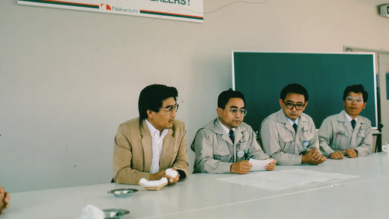 암호화폐 차트를 분석하며 토론하는 분석가들