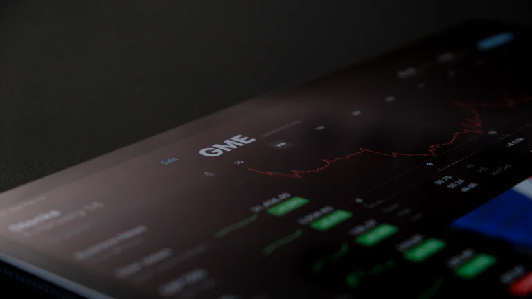 차트를 분석하는 트레이더들