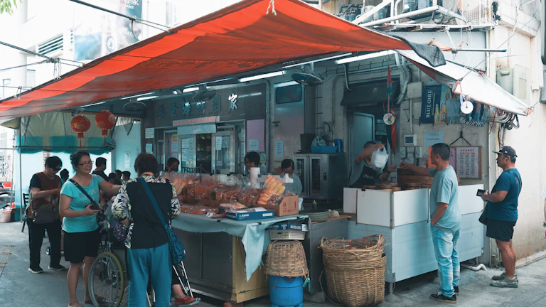 여러 모니터를 보며 분석하는 트레이더들